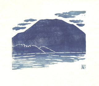 Montagne bleue et mer