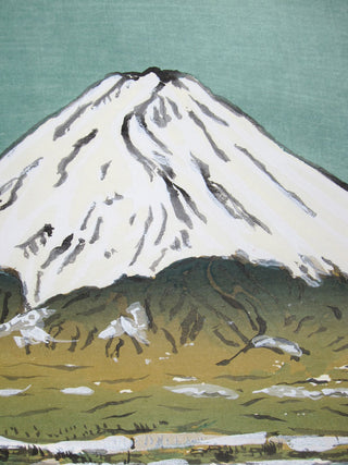 De berg Fuji aan de overkant van het meer.