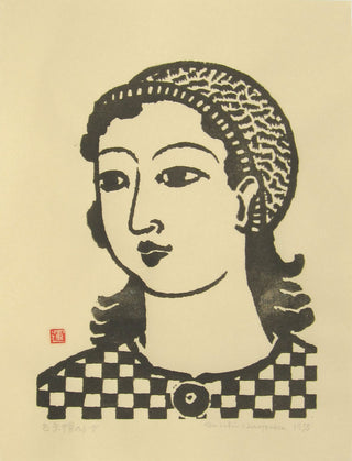 Jeune femme portant un bonnet tricoté