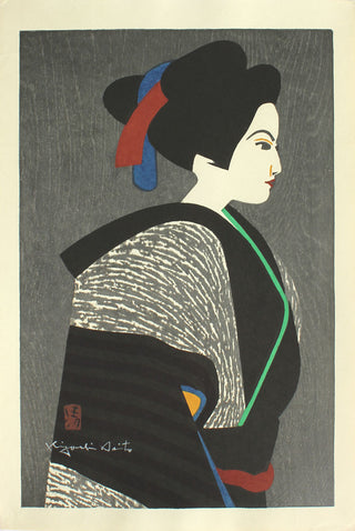 Jeune femme regardant vers la droite