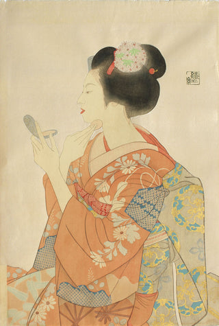 Maiko empolvándose la cara