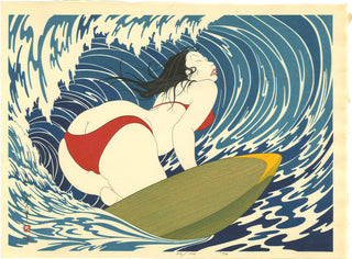 Jeune Japonaise sur une planche de surf