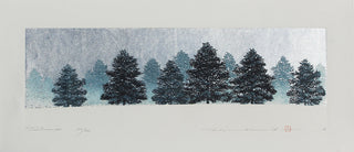 Ligne d'arbres bleus