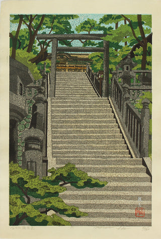 Escaleras que conducen a un torii y un templo.
