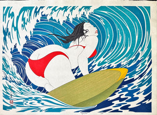 Chica japonesa en una tabla de surf